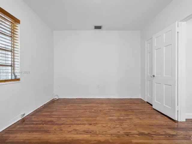 3-bedroom home for rent in Surfside - 8826 Emerson Ave - MondialRealty