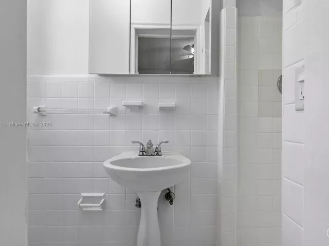 3-bedroom home for rent in Surfside - 8826 Emerson Ave - MondialRealty