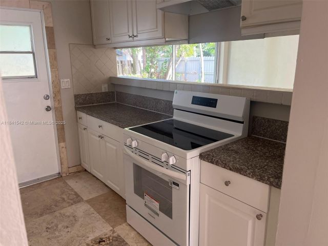 3-bedroom home for sale in Hollywood - 1450 N 64th Ave - MondialRealty