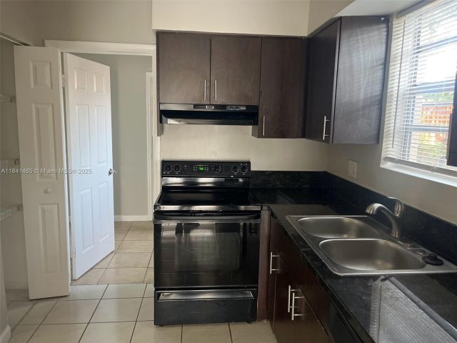 3-bedroom home for sale in Hollywood - 7420 N Farragut St - MondialRealty