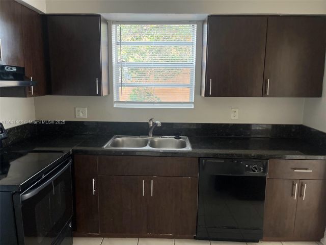 3-bedroom home for sale in Hollywood - 7420 N Farragut St - MondialRealty