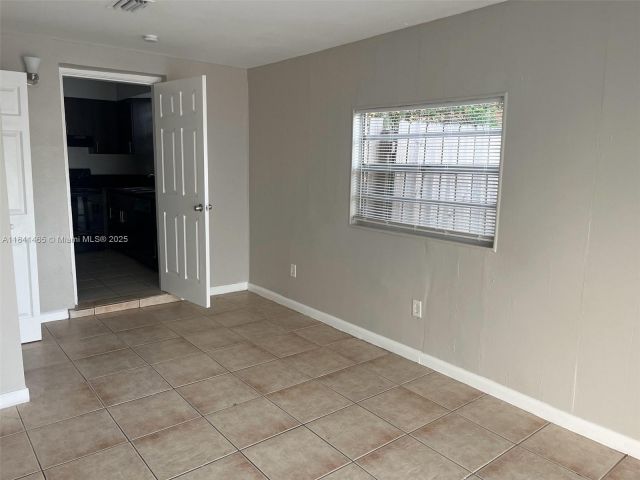 3-bedroom home for sale in Hollywood - 7420 N Farragut St - MondialRealty