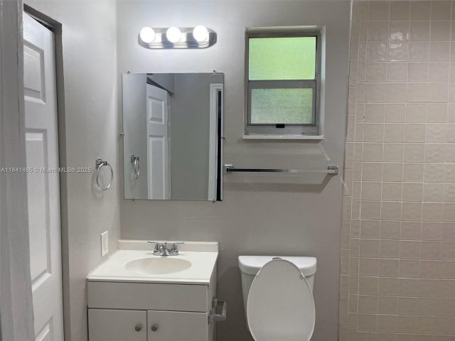 3-bedroom home for sale in Hollywood - 7420 N Farragut St - MondialRealty