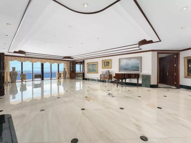 4-bedroom condo for sale in Miami Beach - 5757 Collins Ave PH-4 - MondialRealty