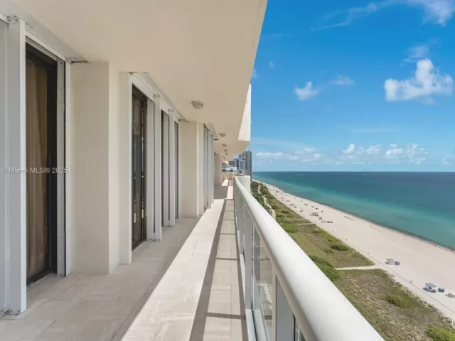 4-bedroom condo for sale in Miami Beach - 5757 Collins Ave PH-4 - MondialRealty