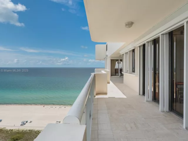4-bedroom condo for sale in Miami Beach - 5757 Collins Ave PH-4 - MondialRealty