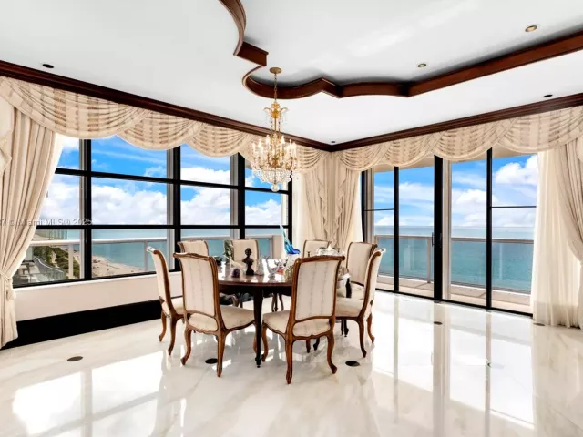 4-bedroom condo for sale in Miami Beach - 5757 Collins Ave PH-4 - MondialRealty