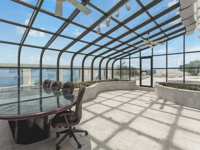 4-bedroom condo for sale in Miami Beach - 5757 Collins Ave PH-4 - MondialRealty