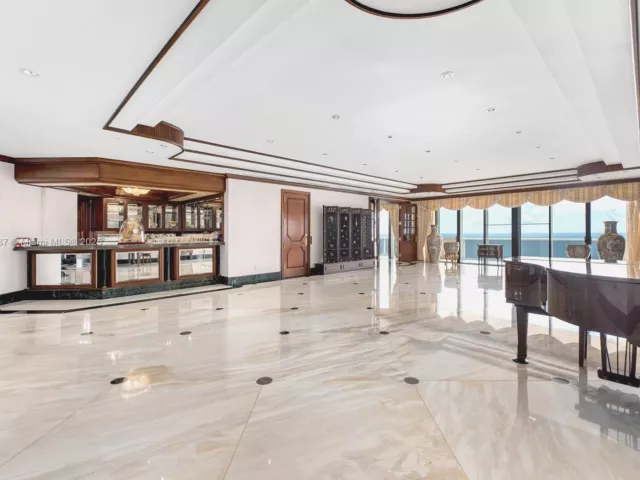 4-bedroom condo for sale in Miami Beach - 5757 Collins Ave PH-4 - MondialRealty