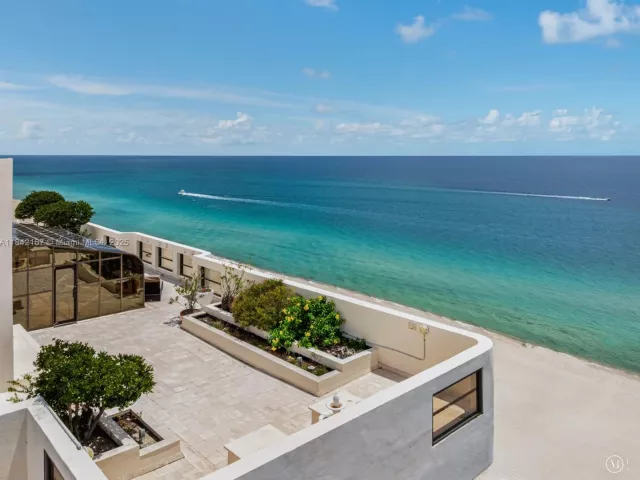 4-bedroom condo for sale in Miami Beach - 5757 Collins Ave PH-4 - MondialRealty