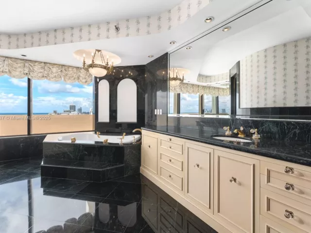 4-bedroom condo for sale in Miami Beach - 5757 Collins Ave PH-4 - MondialRealty