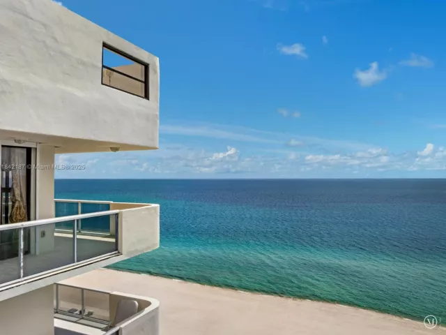 4-bedroom condo for sale in Miami Beach - 5757 Collins Ave PH-4 - MondialRealty