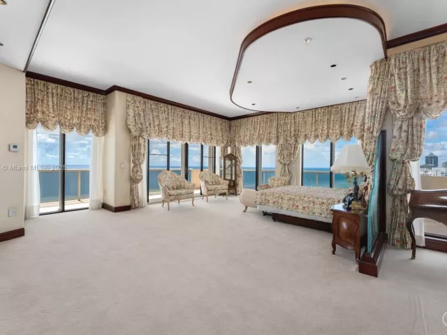 4-bedroom condo for sale in Miami Beach - 5757 Collins Ave PH-4 - MondialRealty