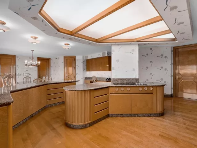 4-bedroom condo for sale in Miami Beach - 5757 Collins Ave PH-4 - MondialRealty