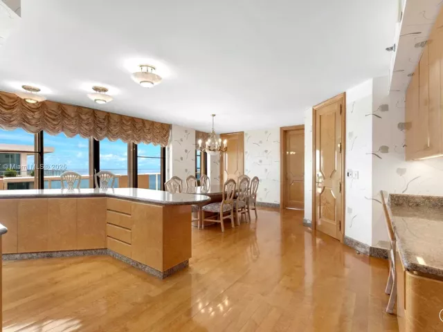 4-bedroom condo for sale in Miami Beach - 5757 Collins Ave PH-4 - MondialRealty