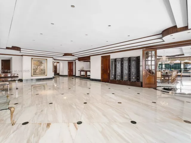 4-bedroom condo for sale in Miami Beach - 5757 Collins Ave PH-4 - MondialRealty