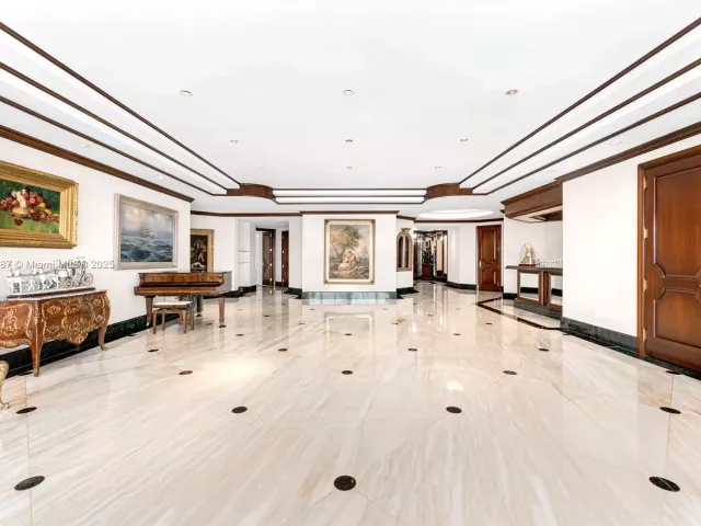 4-bedroom condo for sale in Miami Beach - 5757 Collins Ave PH-4 - MondialRealty