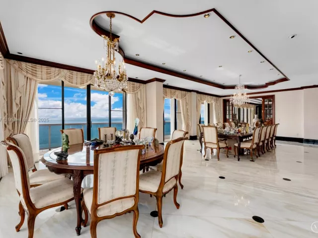 4-bedroom condo for sale in Miami Beach - 5757 Collins Ave PH-4 - MondialRealty