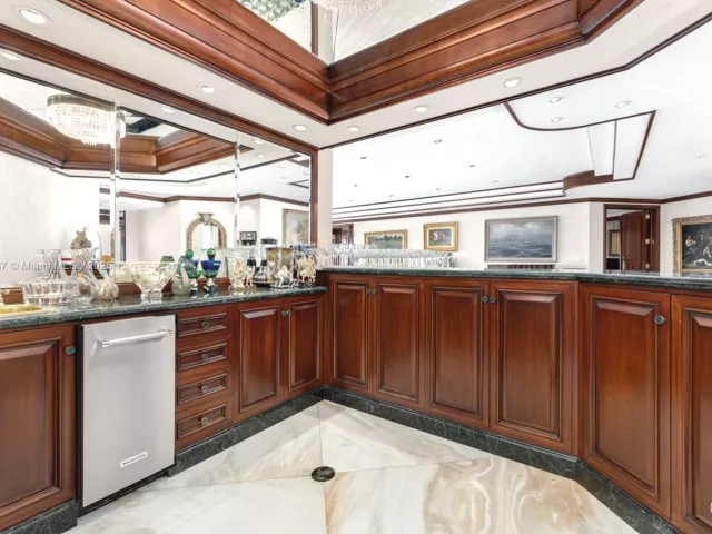 4-bedroom condo for sale in Miami Beach - 5757 Collins Ave PH-4 - MondialRealty