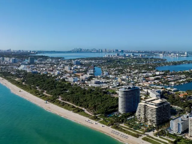 5-bedroom condo for sale in Surfside - 8777 Collins Avenue 702 - MondialRealty