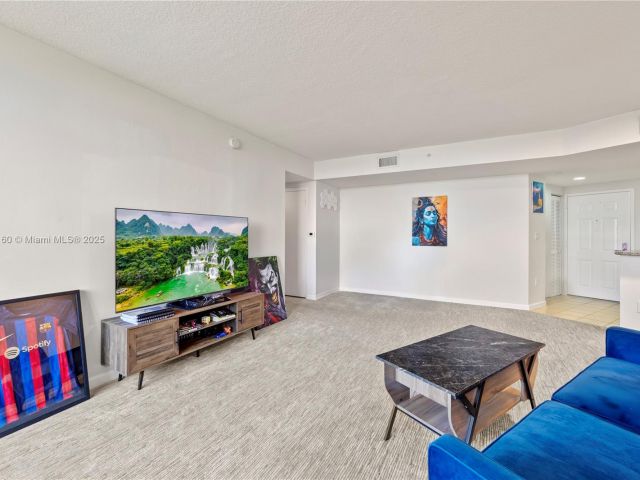 1-bedroom condo for sale in Aventura - 19501 W Country Club Dr 2106 - MondialRealty