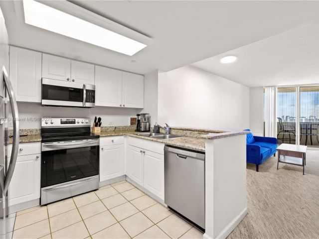 1-bedroom condo for sale in Aventura - 19501 W Country Club Dr 2106 - MondialRealty