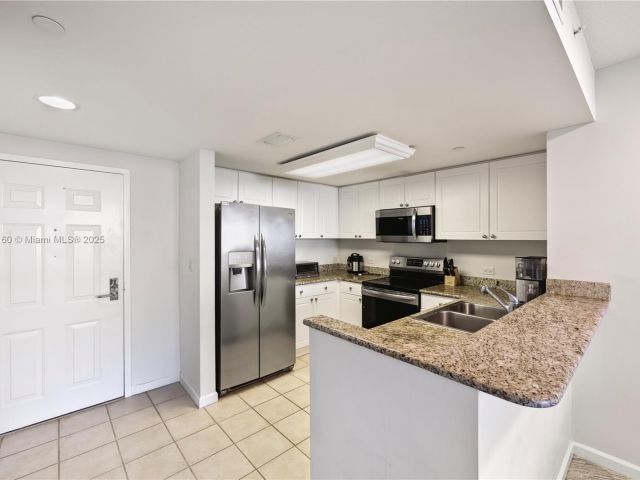 1-bedroom condo for sale in Aventura - 19501 W Country Club Dr 2106 - MondialRealty