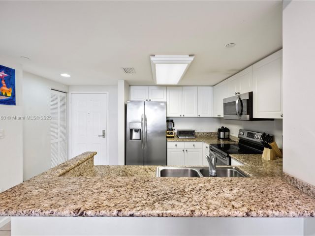 1-bedroom condo for sale in Aventura - 19501 W Country Club Dr 2106 - MondialRealty