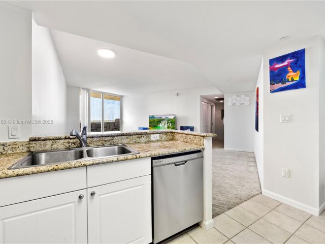 1-bedroom condo for sale in Aventura - 19501 W Country Club Dr 2106 - MondialRealty