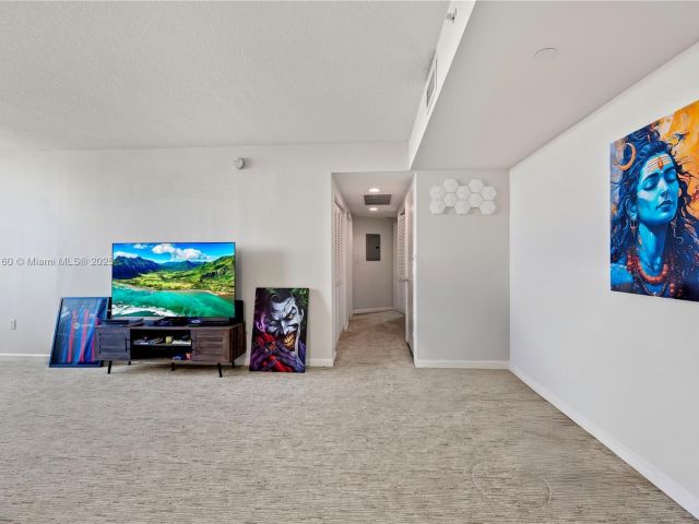 1-bedroom condo for sale in Aventura - 19501 W Country Club Dr 2106 - MondialRealty