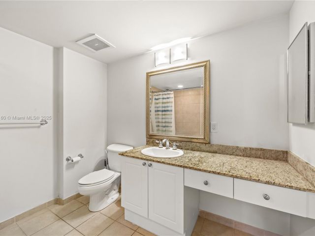 1-bedroom condo for sale in Aventura - 19501 W Country Club Dr 2106 - MondialRealty