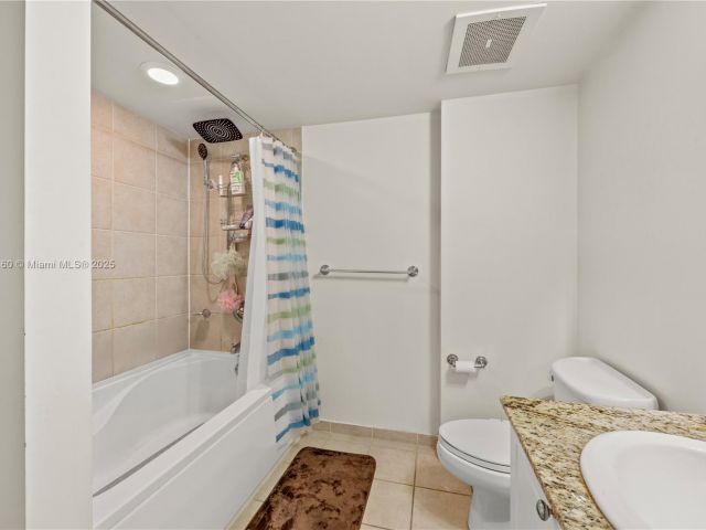 1-bedroom condo for sale in Aventura - 19501 W Country Club Dr 2106 - MondialRealty