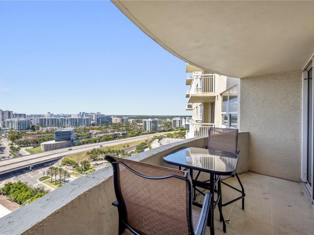 1-bedroom condo for sale in Aventura - 19501 W Country Club Dr 2106 - MondialRealty