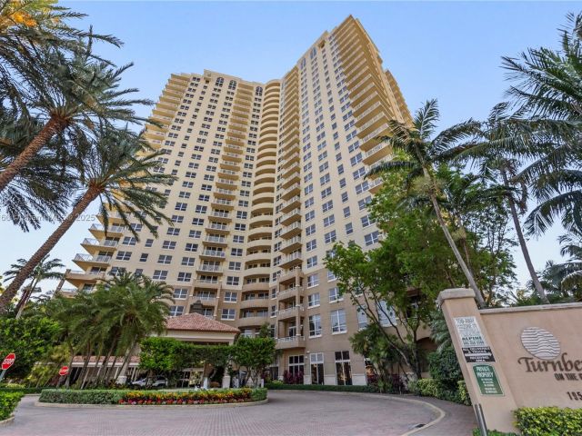 1-bedroom condo for sale in Aventura - 19501 W Country Club Dr 2106 - MondialRealty