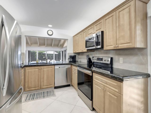 Home for rent at 902 Foxpointe Circle - photo 6315679