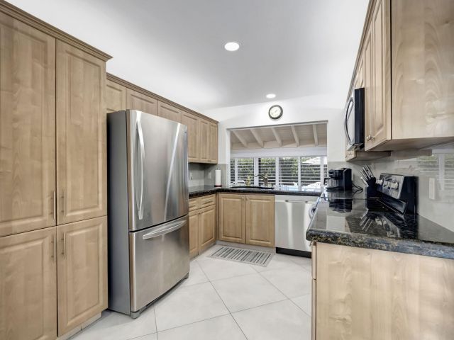 Home for rent at 902 Foxpointe Circle - photo 6315680