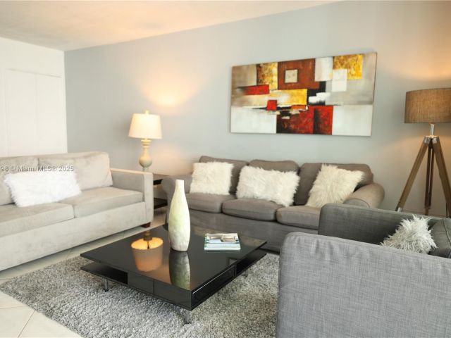 1-bedroom condo for rent in Miami Beach - 5151 Collins Ave 927 - MondialRealty