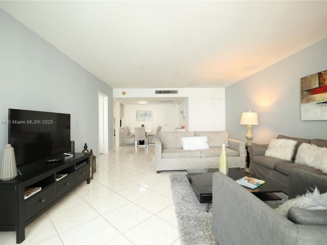 1-bedroom condo for rent in Miami Beach - 5151 Collins Ave 927 - MondialRealty