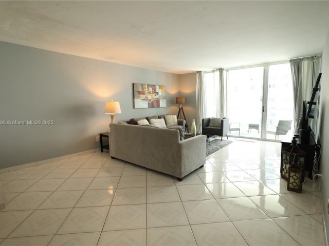 1-bedroom condo for rent in Miami Beach - 5151 Collins Ave 927 - MondialRealty