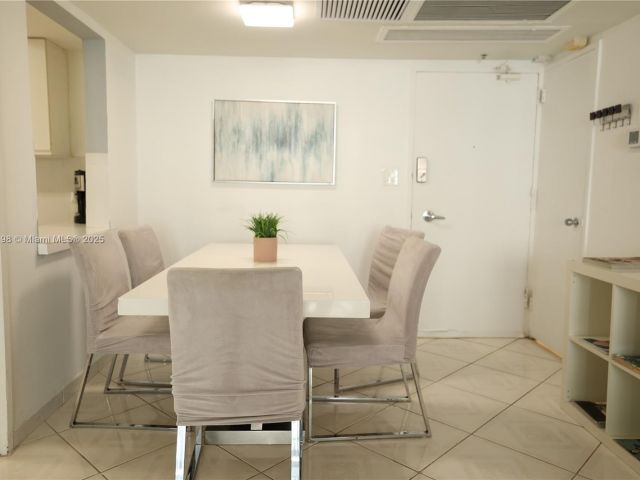 1-bedroom condo for rent in Miami Beach - 5151 Collins Ave 927 - MondialRealty