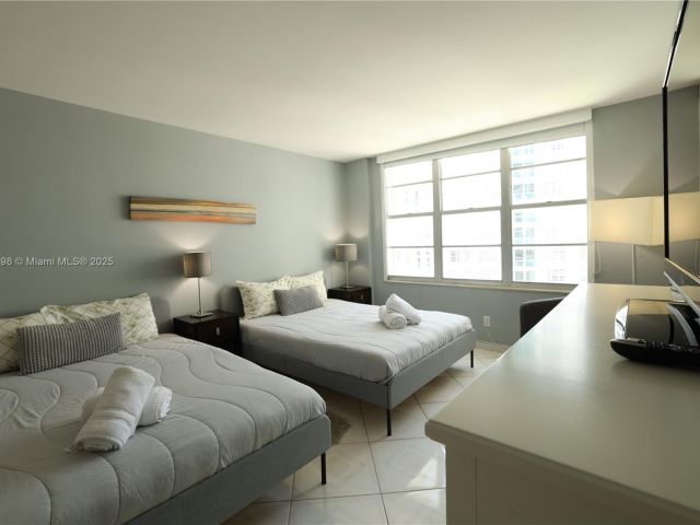 1-bedroom condo for rent in Miami Beach - 5151 Collins Ave 927 - MondialRealty