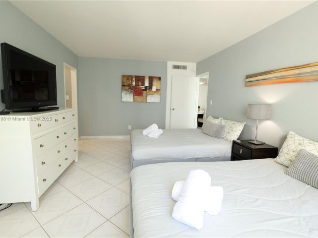 1-bedroom condo for rent in Miami Beach - 5151 Collins Ave 927 - MondialRealty