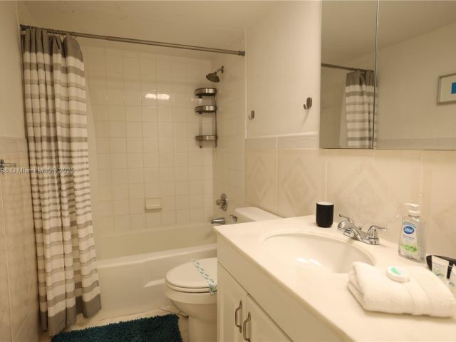 1-bedroom condo for rent in Miami Beach - 5151 Collins Ave 927 - MondialRealty