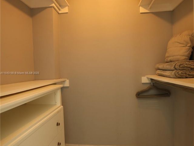 1-bedroom condo for rent in Miami Beach - 5151 Collins Ave 927 - MondialRealty