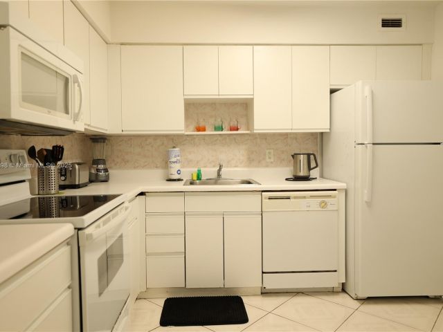 1-bedroom condo for rent in Miami Beach - 5151 Collins Ave 927 - MondialRealty