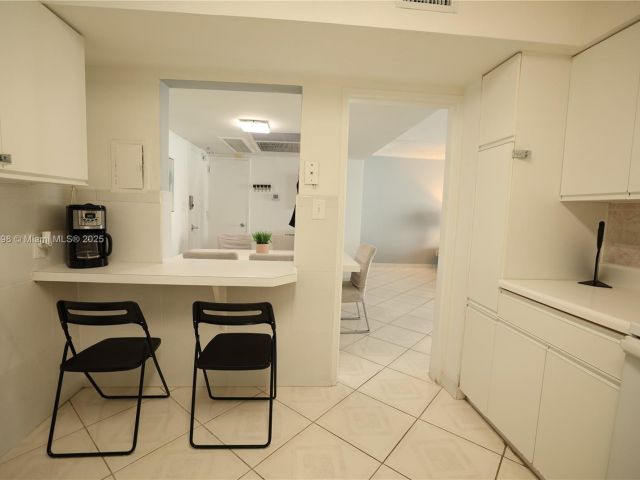 1-bedroom condo for rent in Miami Beach - 5151 Collins Ave 927 - MondialRealty