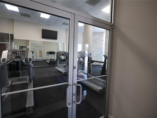 1-bedroom condo for rent in Miami Beach - 5151 Collins Ave 927 - MondialRealty