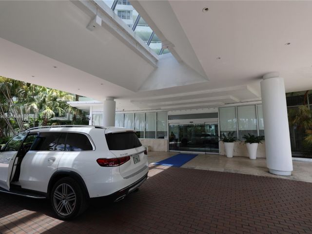 1-bedroom condo for rent in Miami Beach - 5151 Collins Ave 927 - MondialRealty