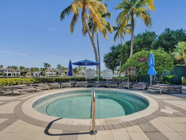 3-bedroom condo for sale in Aventura - 21150 Point Pl 406 - MondialRealty