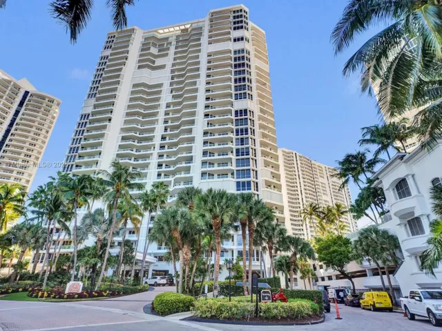3-bedroom condo for sale in Aventura - 21150 Point Pl 406 - MondialRealty